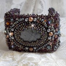 Pulsera larga Picasso marrón bordada con una piedra preciosa (jaspe Picasso), cristales Swarovski, cuentas de rocalla Miyuki y facetas de cristal bohemio